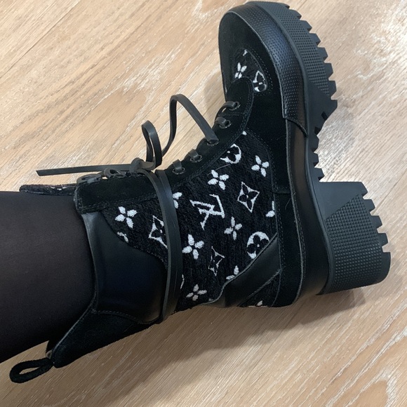 Black velour platform lace up heeled boots - Picture 3 of 7